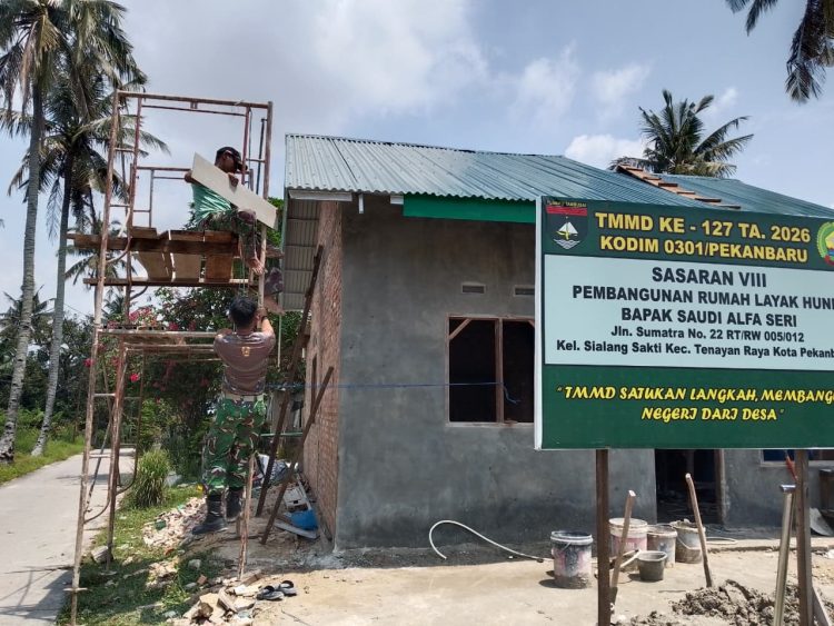 Satgas TMMD ke-127 Kodim 0301/Pekanbaru Pasang Resplang RTLH Saudi Alfa Seri