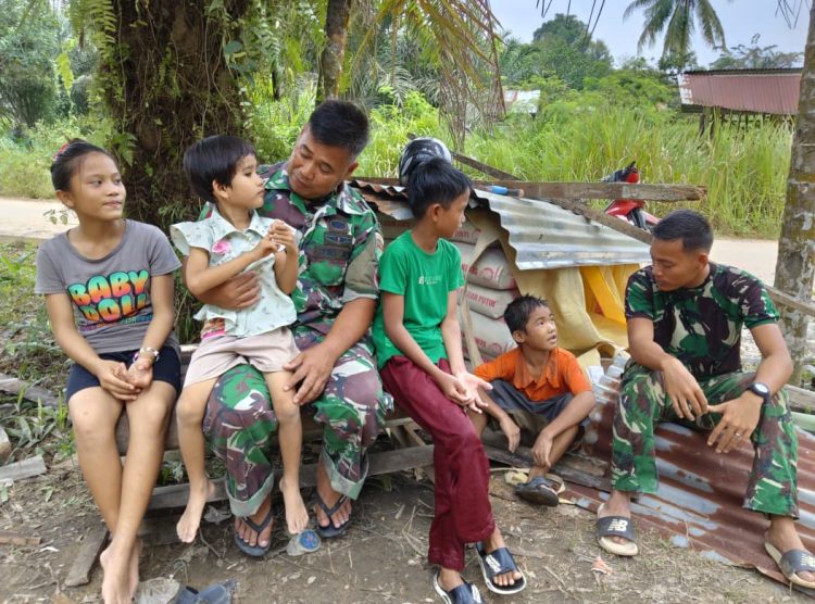 Obrolan Santai Satgas TMMD Ke-127 Bersama Anak-anak Tuah Negeri, Hangatkan Hati di Tengah Pembangunan Tenayan Raya