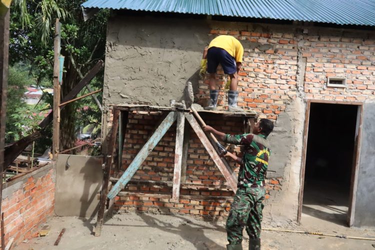 Rehab RTLH Rumah Almarhum Yudarfis, Wujud Kepedulian TMMD Ke-127 Kodim 0301/Pekanbaru