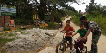 Satgas TMMD 127 Kodim 0301/Pekanbaru Ajak Anak-Anak Bermain Sepeda di Lokasi TMMD