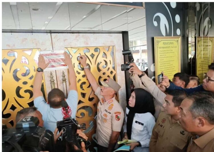 Pemko Pekanbaru Menyegel New Paragon,Imbas dari Dugaan Kontes Kecantikan Waria