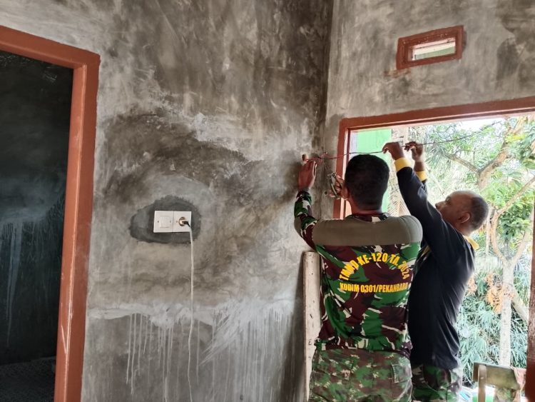 Satgas TMMD ke-127 Kodim 0301/Pekanbaru Hadirkan Cahaya Harapan di Rumah Almarhum Yudarfis