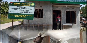 Progres 83 Persen, Satgas TMMD ke-127 Kodim 0301/Pbr Lakukan Pengecatan Dasar RTLH Warga Sialang Sakti