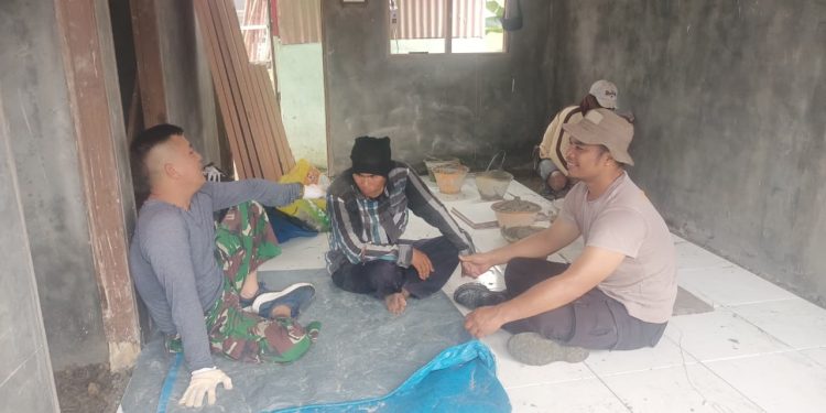 Tawa di Sela Pekerjaan, Bukti Kekompakan Satgas TMMD ke-127 Bersama Warga Tenayan Raya