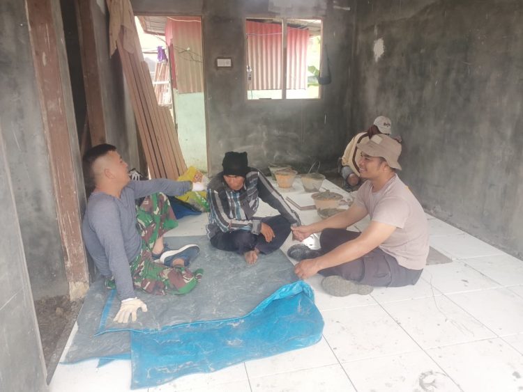 Tawa di Sela Pekerjaan, Bukti Kekompakan Satgas TMMD ke-127 Bersama Warga Tenayan Raya