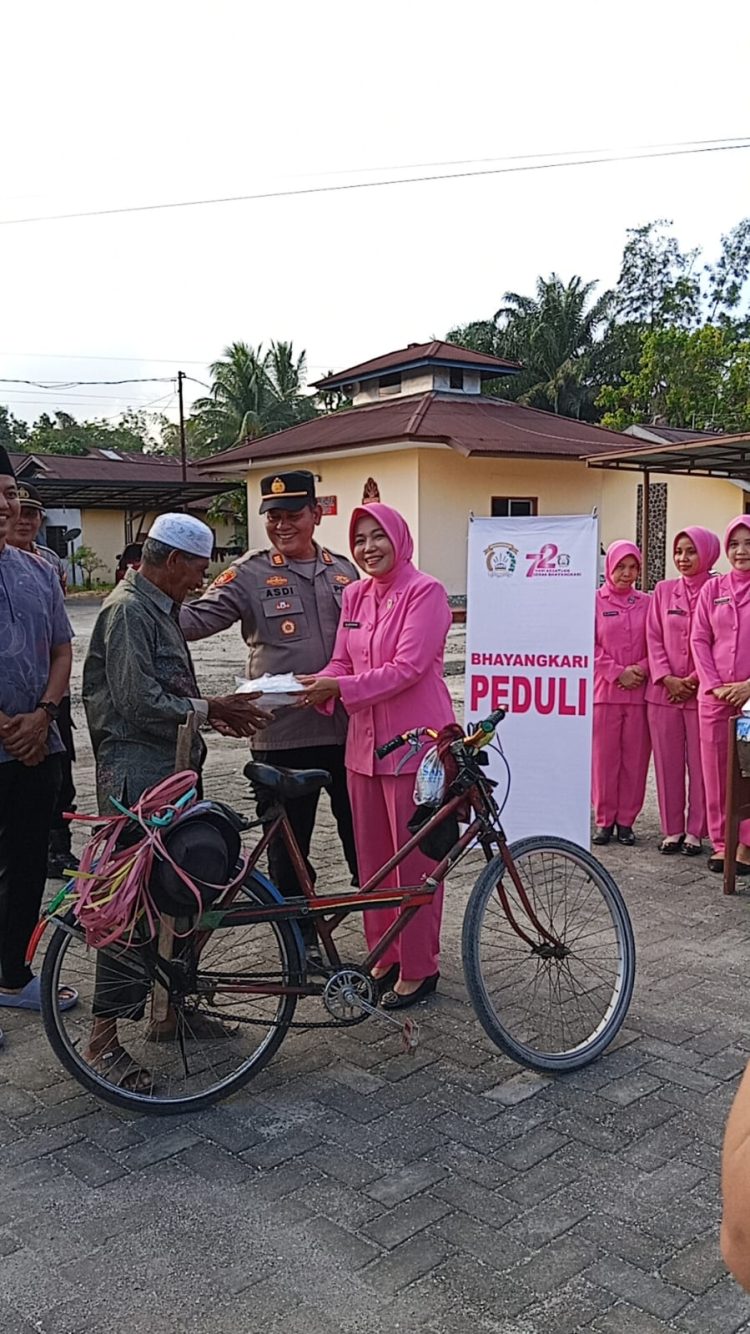 Polsek Kampar dan Bhayangkari Gelar Aksi Berbagi Takjil di Jalan Raya, Bangun Kehangatan Ramadhan dan Sinergi Bersama Masyarakat