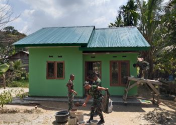 Pengecatan Pintu dan Plafon Teras, RTLH Ibu Sarianis Kini Capai 94 Persen