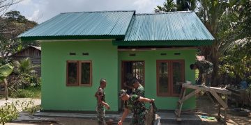 Pengecatan Pintu dan Plafon Teras, RTLH Ibu Sarianis Kini Capai 94 Persen