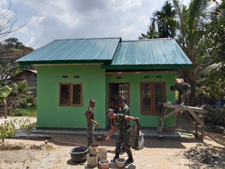 Pengecatan Pintu dan Plafon Teras, RTLH Ibu Sarianis Kini Capai 94 Persen