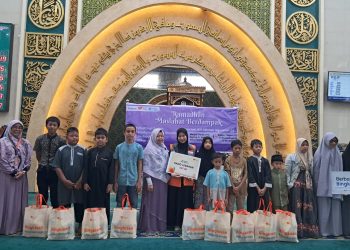 Rumah Zakat dan Salimah PW Riau Salurkan Paket Kado Lebaran Yatim di Masjid Agung Ar-Rahman