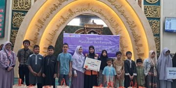 Rumah Zakat dan Salimah PW Riau Salurkan Paket Kado Lebaran Yatim di Masjid Agung Ar-Rahman