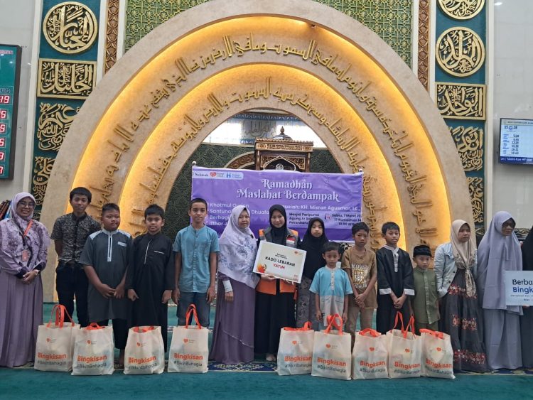 Rumah Zakat dan Salimah PW Riau Salurkan Paket Kado Lebaran Yatim di Masjid Agung Ar-Rahman