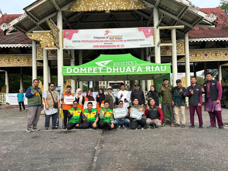 Sinergi Kebaikan Jilid 2: Rumah Zakat Bersama Kemenag dan BAZNAS Riau Bagikan Takjil di Depan MTQ