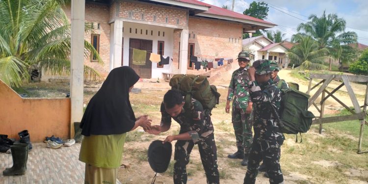 Ikatan Keluarga yang Terjalin di TMMD, Saatnya Satgas Pamit dari Rumah Warga