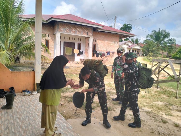 Ikatan Keluarga yang Terjalin di TMMD, Saatnya Satgas Pamit dari Rumah Warga