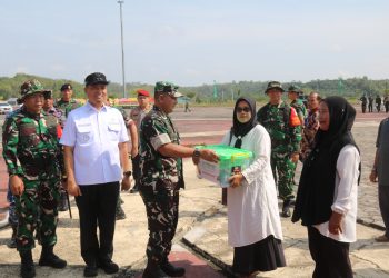 500 Paket Sembako Warnai Penutupan TMMD ke-127 Kodim 0301/Pekanbaru, Wujud Kepedulian TNI untuk Warga Tenayan Raya