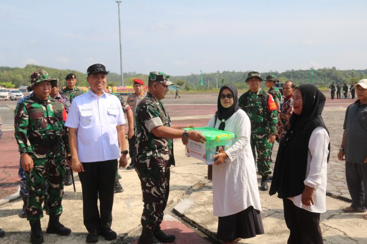 500 Paket Sembako Warnai Penutupan TMMD ke-127 Kodim 0301/Pekanbaru, Wujud Kepedulian TNI untuk Warga Tenayan Raya
