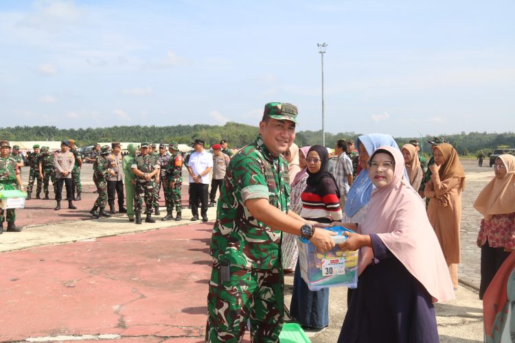 Penutupan TMMD ke-127 Kodim Pekanbaru Penuh Kepedulian, 500 Paket Sembako Dibagikan untuk Warga