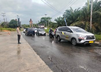 Pastikan Perjalanan Pemudik Lancar dan Aman,Personel Posyan KM 100 XIII Koto Kampar Sigap Atur Lalu Lintas