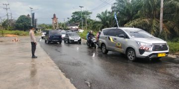 Pastikan Perjalanan Pemudik Lancar dan Aman,Personel Posyan KM 100 XIII Koto Kampar Sigap Atur Lalu Lintas
