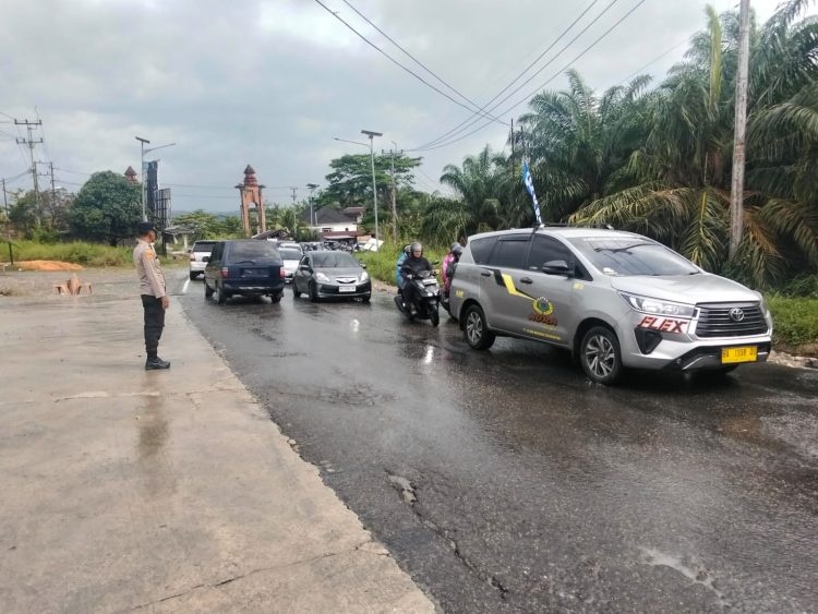 Pastikan Perjalanan Pemudik Lancar dan Aman,Personel Posyan KM 100 XIII Koto Kampar Sigap Atur Lalu Lintas