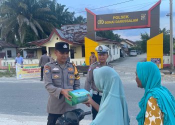 Berkah Ramadhan, Polsek Bonai Darussalam Bagikan Takjil untuk Pengguna Jalan
