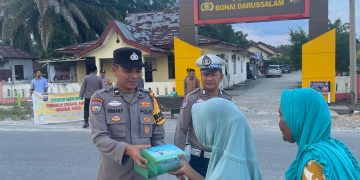 Berkah Ramadhan, Polsek Bonai Darussalam Bagikan Takjil untuk Pengguna Jalan