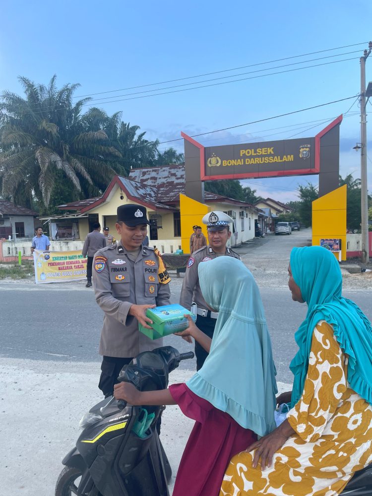 Berkah Ramadhan, Polsek Bonai Darussalam Bagikan Takjil untuk Pengguna Jalan