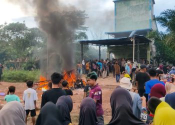 Ratusan Warga Panipahan Mengamuk, Geruduk Rumah Terduga Bandar Narkoba di Rokan Hilir