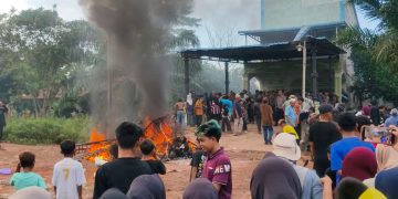 Ratusan Warga Panipahan Mengamuk, Geruduk Rumah Terduga Bandar Narkoba di Rokan Hilir