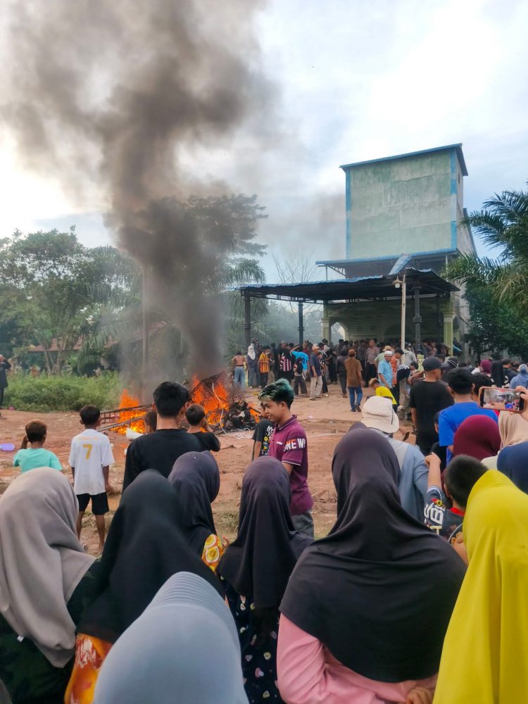 Ratusan Warga Panipahan Mengamuk, Geruduk Rumah Terduga Bandar Narkoba di Rokan Hilir