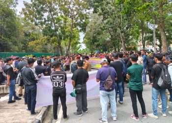 Suara Melayu Bergema: Ratusan Massa Tuntut Pengakuan Tanah Ulayat di Depan Kantor Agrinas