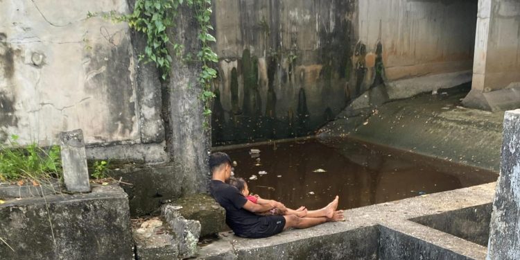 Anggota Ditlantas Polda Riau Gagalkan Aksi Bunuh Diri Pria Bawa Anak, Respons Cepat Selamatkan Nyawa