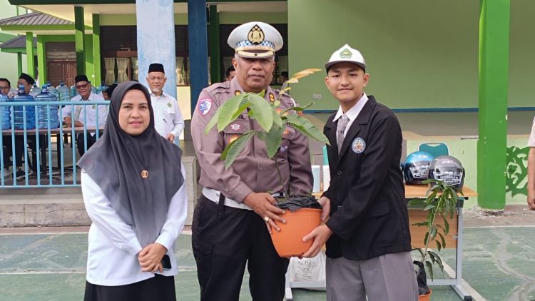 Police Goes To School di MAN 1 Pekanbaru, Ditlantas Polda Riau Tanamkan Budaya Tertib Lalu Lintas dan Peduli Lingkungan