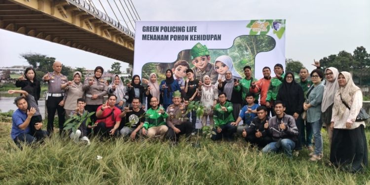 Tingkatkan Budaya Penghijauan Ditlantas Polda Riau Bersama Gerkatin Tanam Bibit Pohon di Tepian Sungai Siak