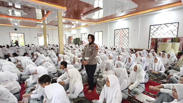 Ditlantas Polda Riau Gaungkan Keselamatan Lalu Lintas dan Green Policing Sejak Dini,Aula SMAN 4 Pekanbaru Bergemuruh