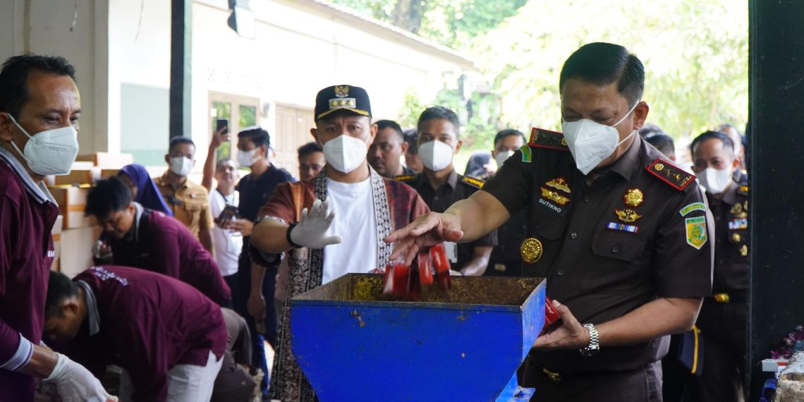 Kejati Riau Musnahkan 22,2 Juta Batang Rokok Ilegal, Tegas Lawan Mafia Cukai