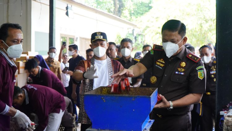 Kejati Riau Musnahkan 22,2 Juta Batang Rokok Ilegal, Tegas Lawan Mafia Cukai