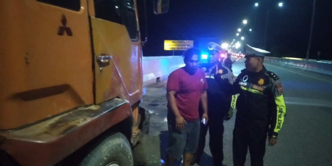 Patroli Malam Sat PJR Tol Permai: Tertibkan Kendaraan di Bahu Jalan, Jaga Keselamatan Pengguna Tol