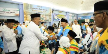 Penuh Haru, Bupati Anton Lepas 191 Jemaah Calon Haji Rohul di Embarkasi Batam