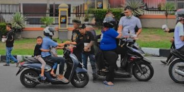 Jum’at Berkah di Depan Polda Riau, Yayasan Tanjak Bertuah Riau Tebar Kepedulian