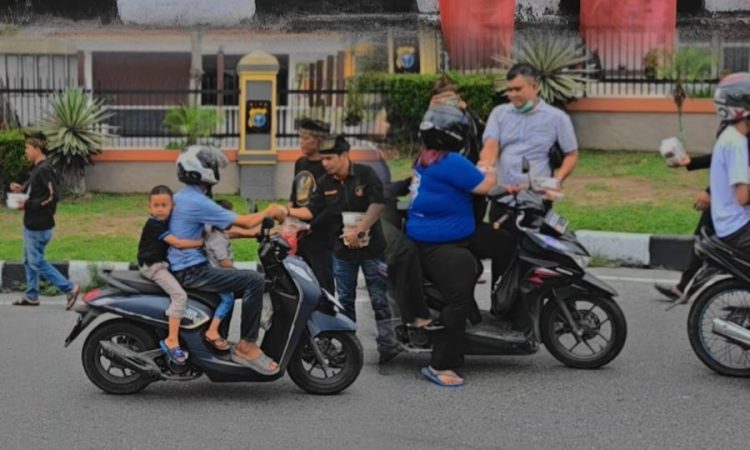 Jum’at Berkah di Depan Polda Riau, Yayasan Tanjak Bertuah Riau Tebar Kepedulian