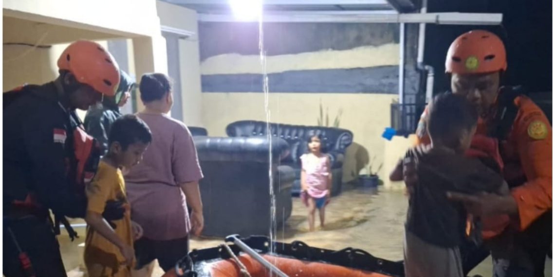 Hujan Deras Picu Banjir di Rumbai Timur, Tim SAR Evakuasi Warga di Jalan Sembilang