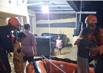 Hujan Deras Picu Banjir di Rumbai Timur, Tim SAR Evakuasi Warga di Jalan Sembilang