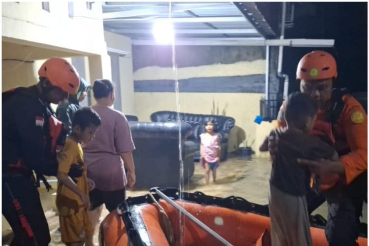 Hujan Deras Picu Banjir di Rumbai Timur, Tim SAR Evakuasi Warga di Jalan Sembilang