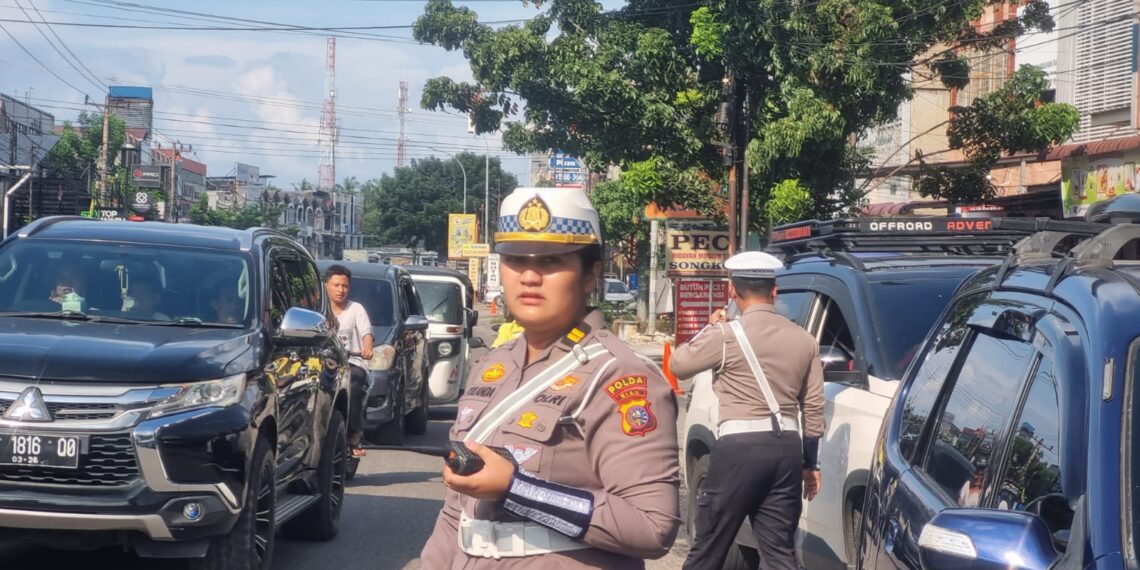 Ditlantas Polda Riau dan Satlantas Polresta Pekanbaru Lakukan Pengamanan di SPBU dan Titik Rawan Kepadatan