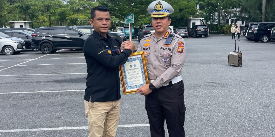 Dirlantas Polda Riau Pimpin Apel Pagi dan Berikan Penghargaan kepada Personel Berprestasi