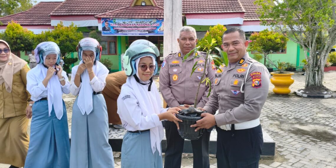 Police Goes To School di Pekanbaru, Ditlantas Polda Riau Bagikan Helm SNI dan Tanam Pohon Bersama Siswa