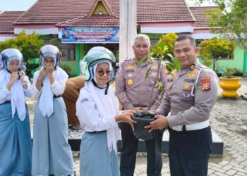 Police Goes To School di Pekanbaru, Ditlantas Polda Riau Bagikan Helm SNI dan Tanam Pohon Bersama Siswa