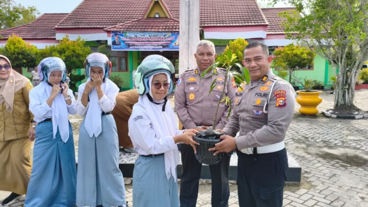 Police Goes To School di Pekanbaru, Ditlantas Polda Riau Bagikan Helm SNI dan Tanam Pohon Bersama Siswa